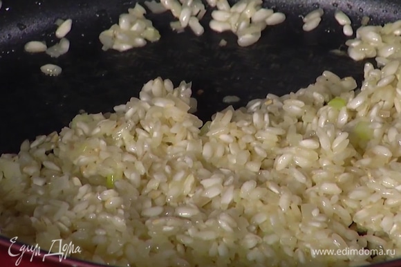 Добавить в сотейник соль, всыпать рис и сделать тостатуру: прогревать рис, постоянно помешивая, в течение 1‒2 минут, пока зерна не станут прозрачными.