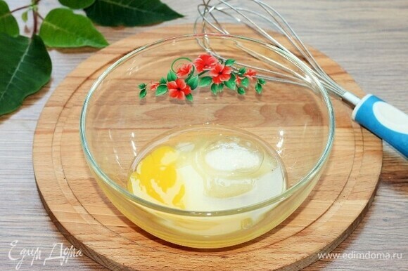 В отдельной миске взбейте яйцо с ванильным и обычным сахаром.