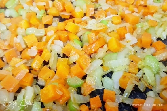 Нарезаем лук, морковь и сельдерей кубиком. Обжариваем с добавлением небольшого количества растительного масла.
