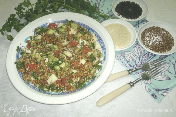 Выложить салат на блюдо. Посыпать семенами льна, черного и белого кунжута. Подать салат к столу. Приятного аппетита!