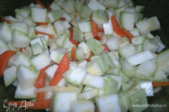 Добавить нарезанный кабачок к овощам и продолжить обжаривать все вместе в течение 5–10 мин, помешивая.