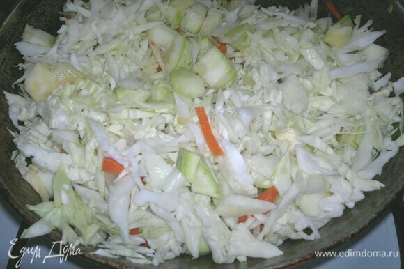 Добавить капусту в сковороду, перемешать и продолжить жарить еще 5–7 мин. Накрыть сковороду крышкой, убавить огонь и тушить рагу до мягкости овощей.