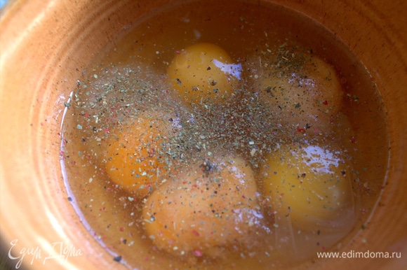 Взбить яйца с солью, хмели-сунели и перцем.