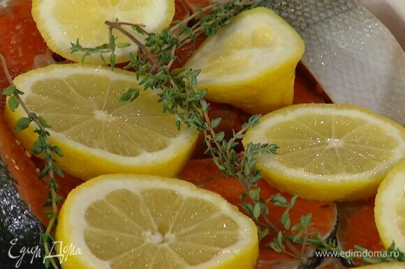 Стейки посолить, посыпать паприкой и уложить в форму для запекания, сверху разложить дольки лимона и веточки тимьяна.