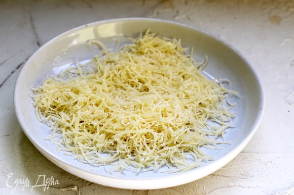 Натереть на мелкой терке пармезан или другой твердый выдержанный сыр. Это важно, так как из обычного полутвердого сыра так легко чипсы не получатся.