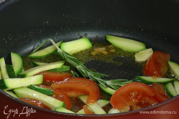 Разогреть в сковороде оливковое масло и слегка обжарить чеснок, затем добавить цукини, помидор и розмарин, посыпать все перцем чили и прогреть.