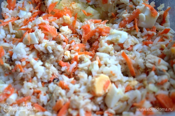 Приготовим начинку: тунец смешать с яйцом, рисом, морковью.