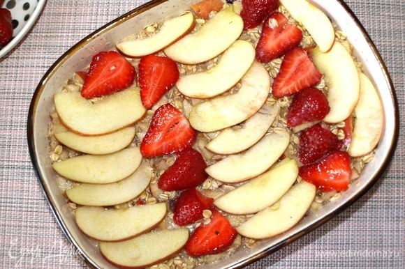 Сверху можно выложить яблоки и клубнику, нарезанные дольками. Отправляем в заранее разогретую до 180°C духовку на 45 минут.
