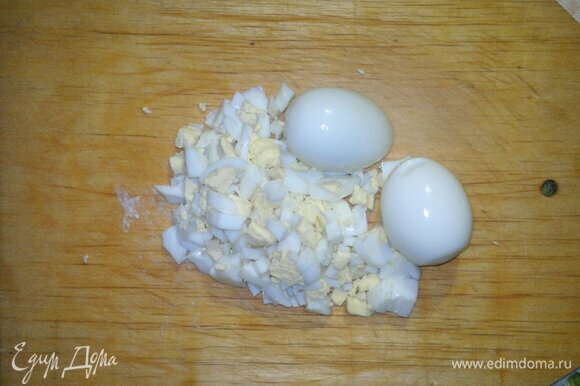 Яйца отварить вкрутую заранее, остудить, очистить и мелко нарезать.
