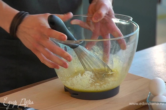 Приготовьте тесто для блинчиков. В глубокой емкости с помощью венчика смешайте яйца с сахаром и щепоткой соли.