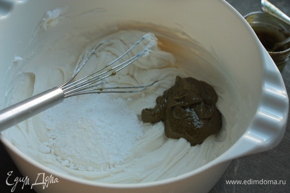 Для крема смешайте маскарпоне со сметаной и сахарной пудрой, добавьте фисташковую пасту и ванильный экстракт.