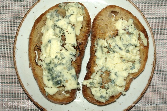 Хлеб подсушить на сухой сковороде. Сыр произвольно нарезаем и выкладываем на подсушенный хлеб.
