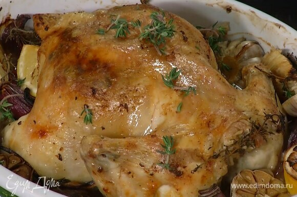 Запекать курицу 30 минут в разогретой духовке, затем понизить температуру до 170°С градусов и запекать до готовности. Готовую курицу украсить оставшимся тимьяном.