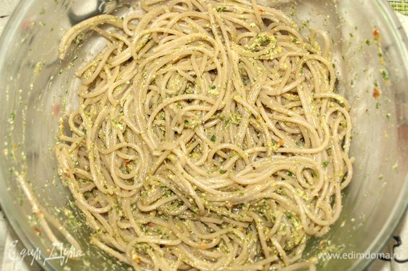 Полбяные спагетти приготовить, как указано на пачке производителя. В горячие спагетти добавить заправку из тофу. Хорошо перемешать. Подавать с кедровыми орехами, свежими овощами и зеленью.