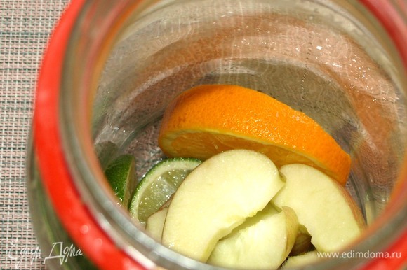 Вес продуктов указан в подготовленном виде. Для приготовления сангрии нам понадобится вишневое пиво. Подготовить фрукты и ягоды. Складываем в подходящую емкость нарезанные дольками апельсин, лайм и яблоко.