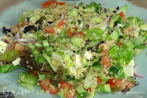 Фету нарезать кубиками, добавить в салат и еще раз перемешать. Готовый салат подавать на большой тарелке.