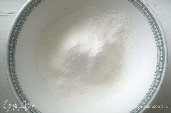 Соединить в миске просеянную муку, соль, сахар, перемешать. Объем стакана — 250 мл.