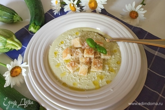 Готовый крем-суп разлить по порционным тарелкам, полить оливковым маслом, посыпать сыром и подавать. Приятного аппетита!