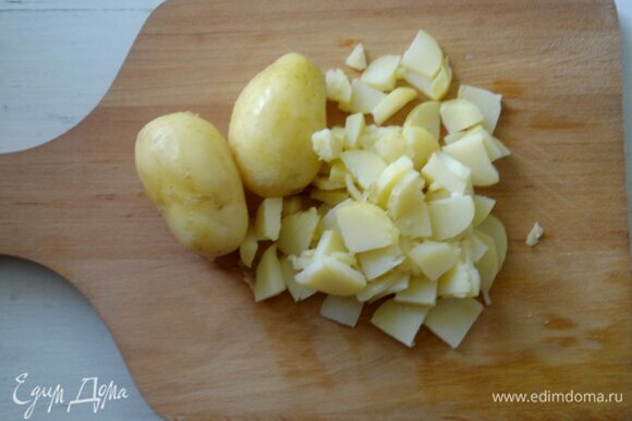 Отваренный и остуженный заранее картофель нарезать тонкими ломтиками.