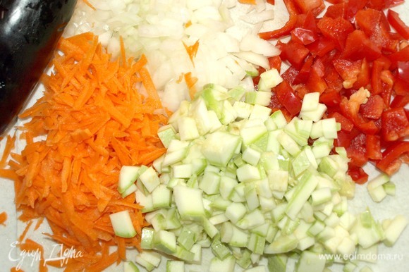 Вес овощей указан в подготовленном виде. Морковь натереть на крупной терке. Лук, красный сладкий перец, кабачки, баклажаны, картофель мелко нарезать, предварительно очистив.