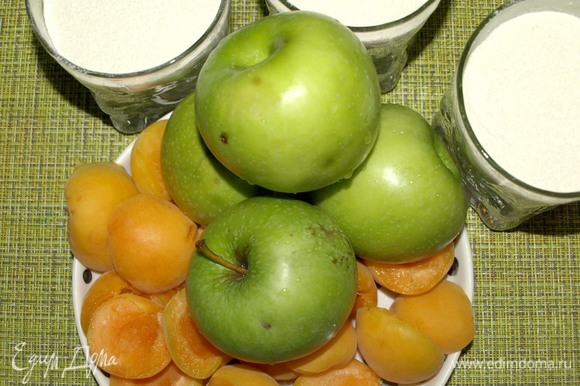 Яблоки натереть на крупной терке, у абрикосов удалить косточки и мелко нарезать.