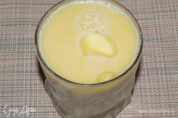 В стакане (250 мл) теплого молока растворить сливочное масло.