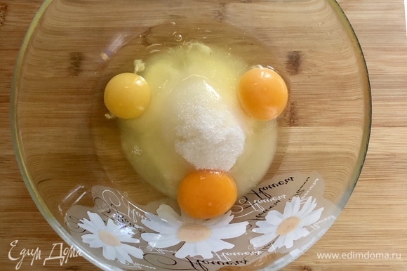 Взбить яйца с сахаром и ванильным сахаром. Масло растопить в микроволновке, остудить и добавить в яичную смесь.