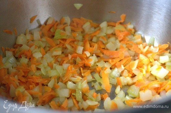В кастрюле с толстым дном прогреть морковь и лук на растительном масле.