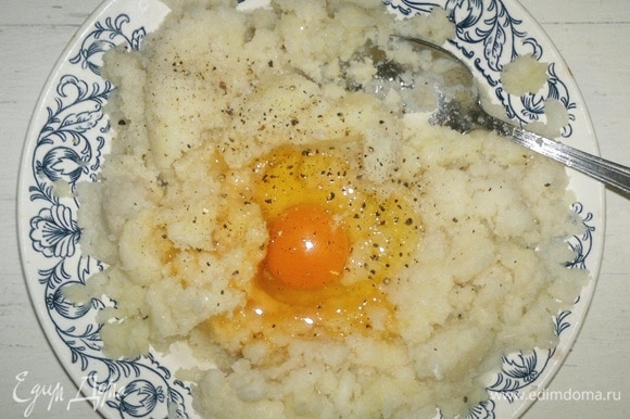 Картофельное и капустное пюре перемешать. Добавить яйцо, соль, перец по вкусу, тщательно перемешать.