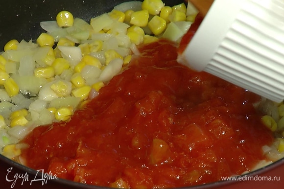 Размороженную кукурузу и лечо добавить в сковороду, все потушить.