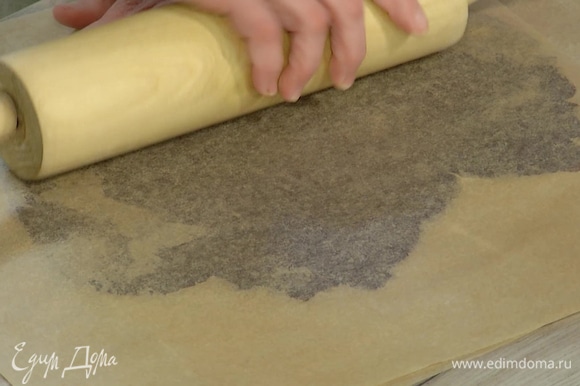 Оставшееся тесто поместить между двумя листами пекарской бумаги, раскатать скалкой в тонкий пласт и нарезать на тонкие полоски.