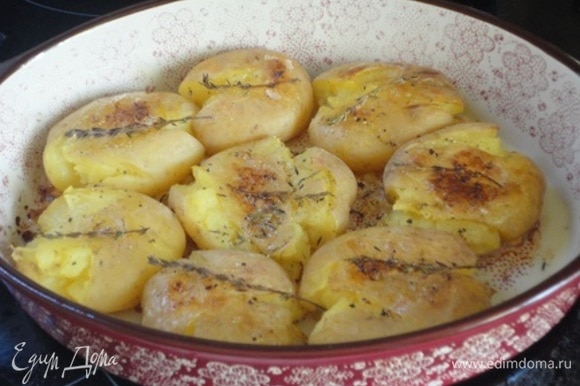 Запекать в верхней части духовки при температуре 200–220°C до аппетитного румянца на картофеле.