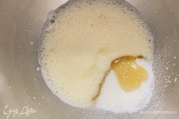 Яйца взбить со щепоткой соли, добавить сахар и мед, взбивать до получения пышной массы.