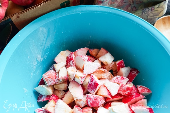 Нарезать яблоки на кубики среднего размера. Посыпать нарезанные яблоки сахаром (1 горсть), перемешать. Посыпать яблоки кукурузным крахмалом и встряхнуть миску таким образом, чтобы все кусочки были в крахмале.