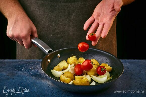 Картофель с луком слегка обжарьте на сковороде. Добавьте помидоры черри.