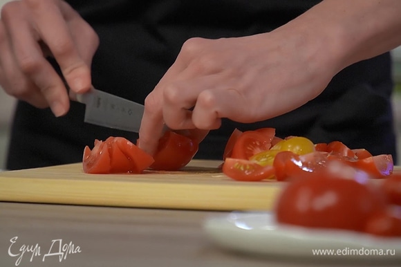 Свежие и вяленые помидоры нарезать небольшими дольками и отправить к луку с чесноком.