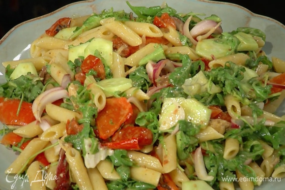 К огурцам с салатом добавить разделенное на кусочки филе макрели, макароны с овощами, все перемешать и подавать на большой тарелке.