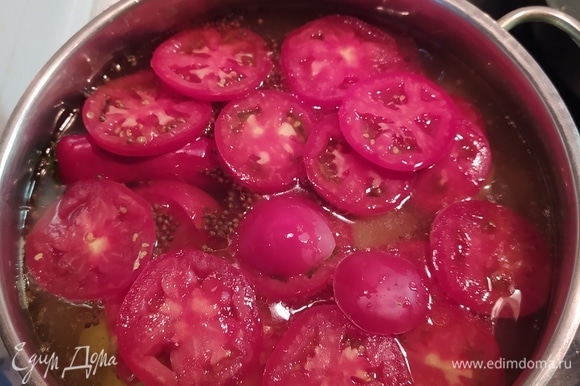Сверху — помидоры. Варим 20 минут или до готовности картофеля.