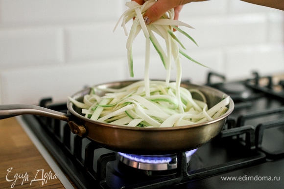 На разогретую сковороду бросить кусочек сливочного масла и тушить кабачки, пока они не уменьшатся в объеме, примерно 3–5 минут.