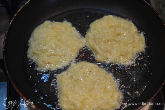 В сковороде разогрейте растительное масло, ложкой выкладывайте картофельное тесто.
