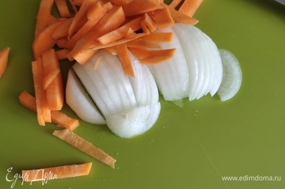 Далее нарезаем лук и морковь, обжариваем на 1 ст. ложке растительного масла до золотистого цвета.