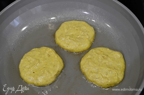 В сковороде разогрейте растительное масло, ложкой выкладывайте тесто и обжаривайте оладьи по 2–3 минуты с каждой стороны.