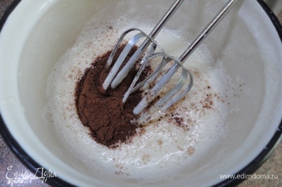 В оставшуюся часть добавляем смесь какао с оставшейся столовой ложкой сахара, тщательно взбиваем миксером.