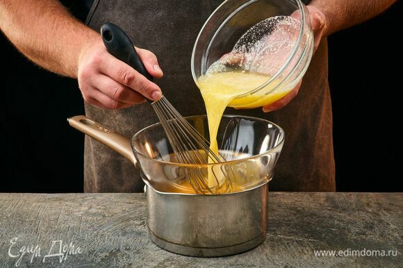 Приготовьте соус. Отделите белки от желтков, желтки поместите в миску. Поставьте емкость с желтками на водяную баню. Продолжая взбивать, постепенно влейте растопленное сливочное масло.