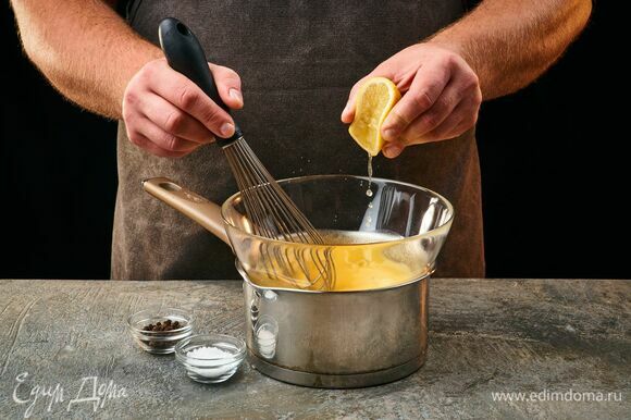 Добавьте соль, перец и сок лимона. Соус готов. Петрушку мелко порубите и смешайте с соусом.