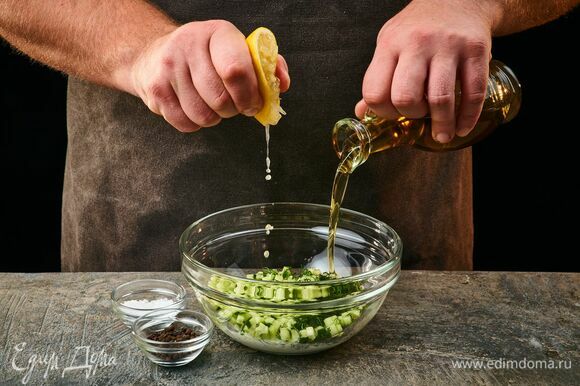 Добавьте оливковое масло и лимонный сок, посолите, поперчите. Перемешайте. Соус готов.