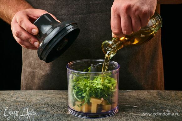 Добавьте руколу, влейте оливковое масло.