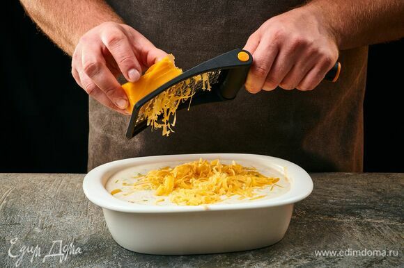 Сверху посыпьте тертым полутвердым сыром. Запекайте в духовке при 180°C около 20 минут до золотистой сырной корочки.
