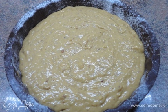 Вылить тесто в небольшую форму (20 см) и выпекать 35–40 минут до сухой палочки.