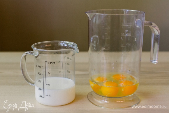 Яйца с молоком пробить блендером.
